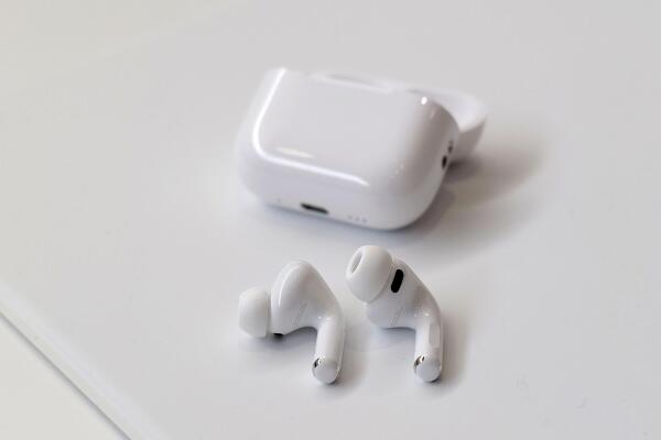 Đánh giá AirPods Pro 3: Bước nhảy vọt về âm thanh, sức khỏe và phiên dịch thời gian thực